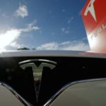 tesla zwalnia pracowników